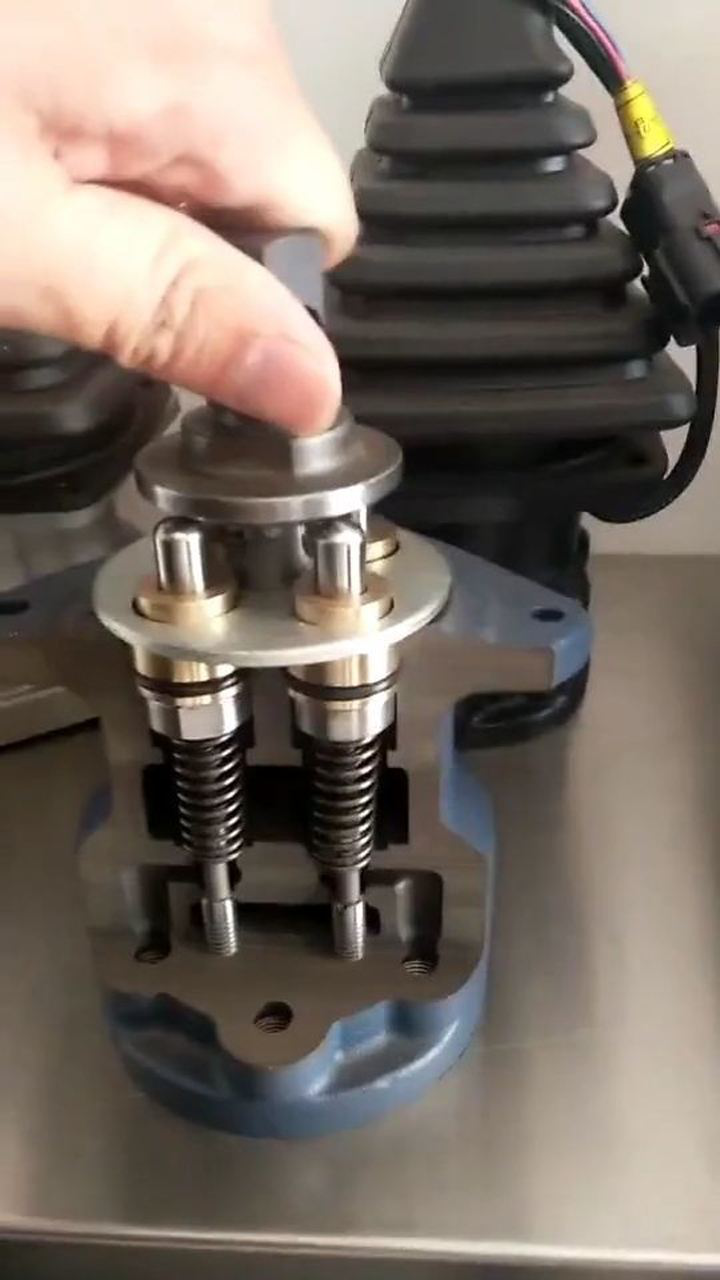 挖掘机操作手柄截面演示