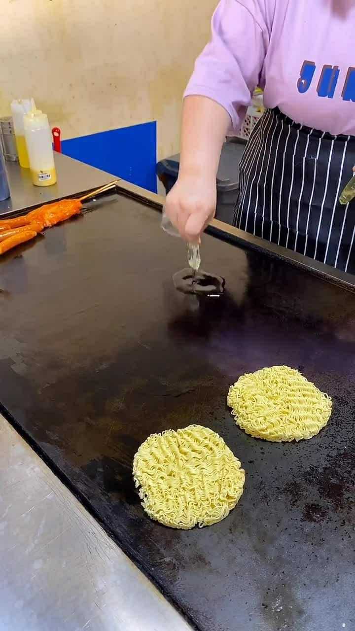 方便面的新创意吃法,铁板炒方便面!