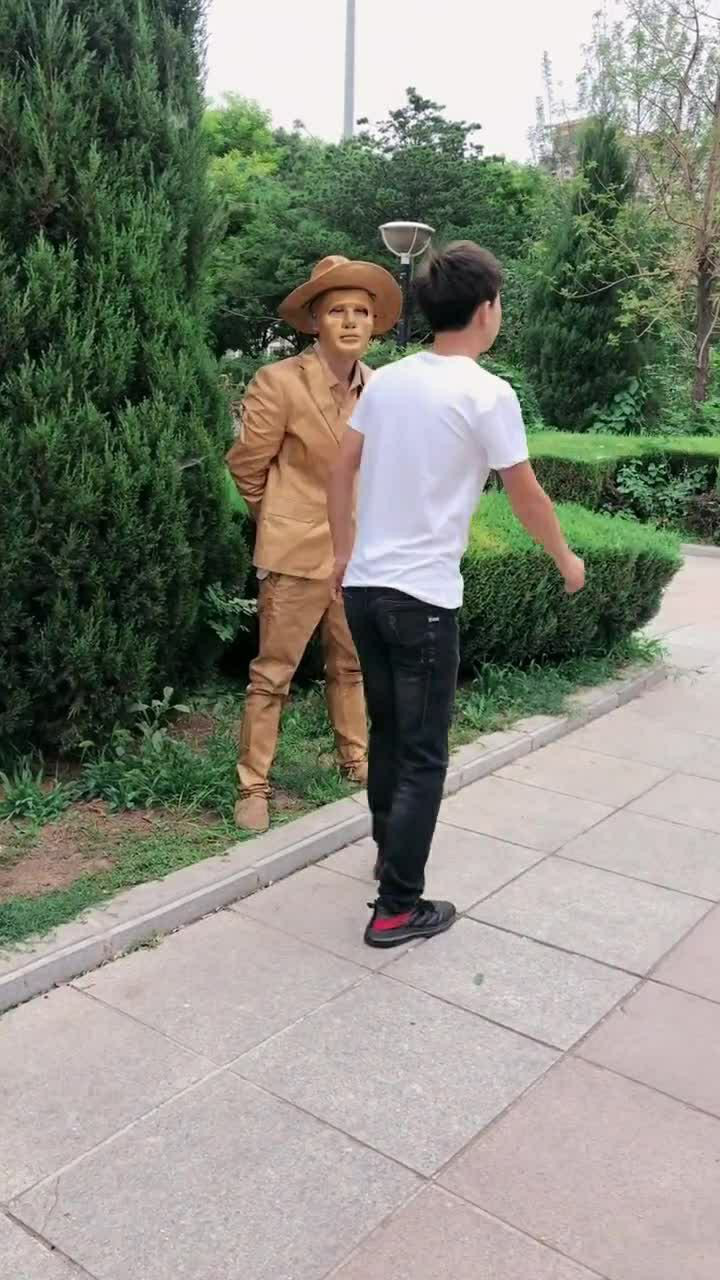 最后一个小哥哥真是太惨了女朋友都被小金人扛走了