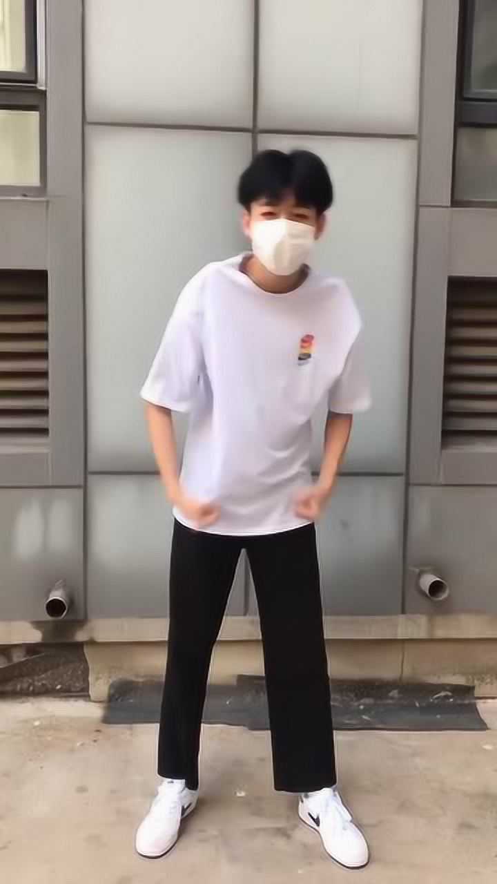 用小香肠当"腹肌",小青年的迷惑行为,原谅我看不懂!