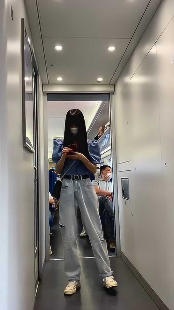 一起出差的女同事一路上对我搔首弄姿总感觉能发生点什么