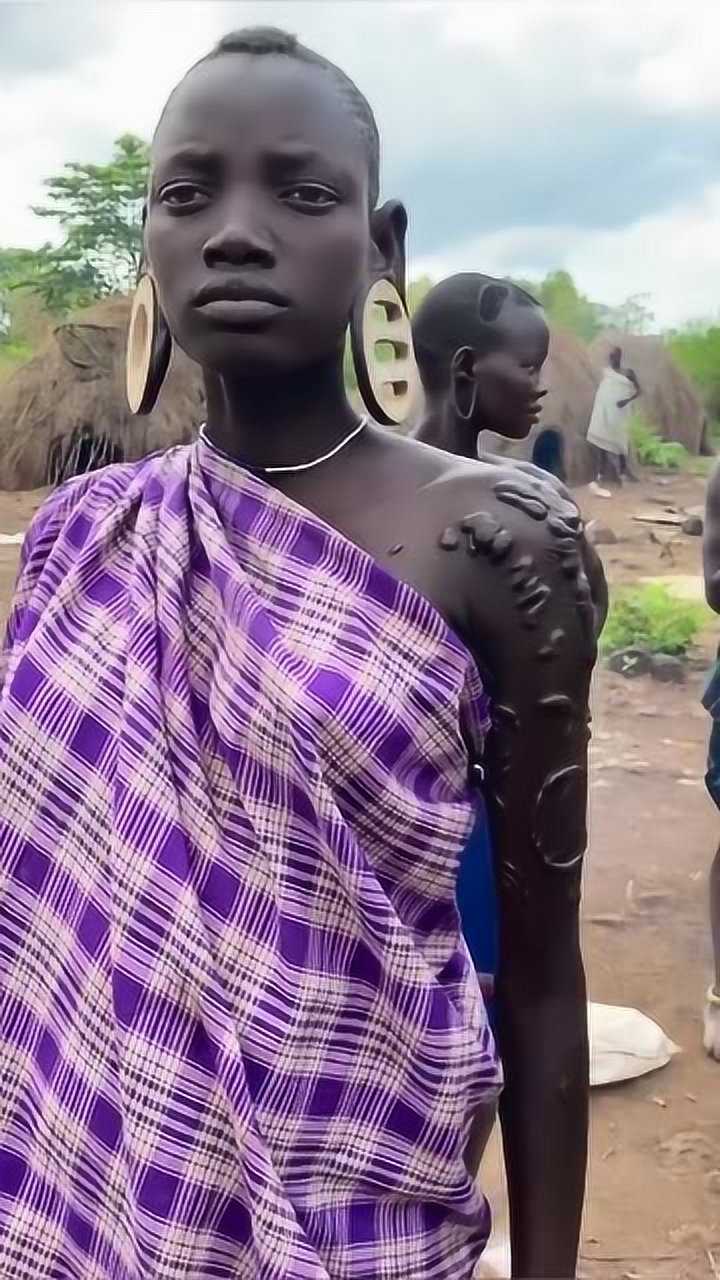 疫情期间,中国小伙来到非洲唇盘族,遇见一个大耳朵人!