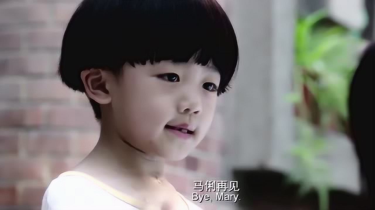 一群小男孩在厕所撒尿，小女孩在门口头看，小男孩的反应亮了_腾讯视频