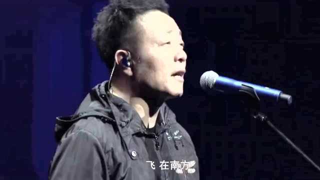 许巍现场演唱《春海》温暖不变的曲调,听完让人热泪盈眶