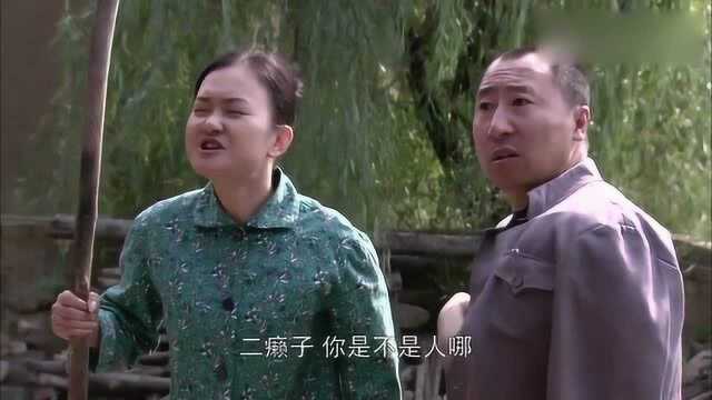 二癞偷喝酒还有理,女子骂他二皮脸他还洋洋得意,太不要脸了