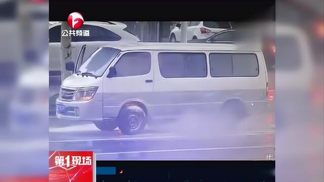 汽车座椅越来越热司机纳闷 再一看车辆自燃 淮南民警消防紧急灭火