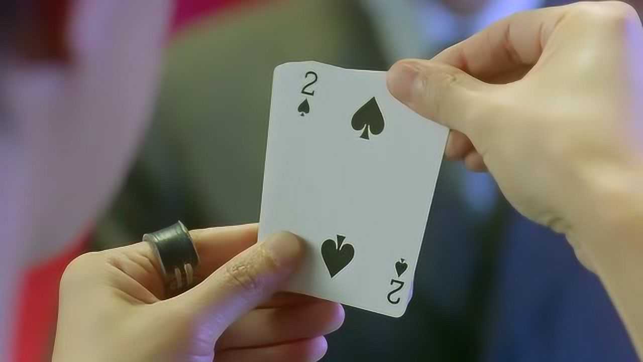 中华赌侠小伙抓了一副好牌不料赌王轻轻一划好牌秒变烂牌