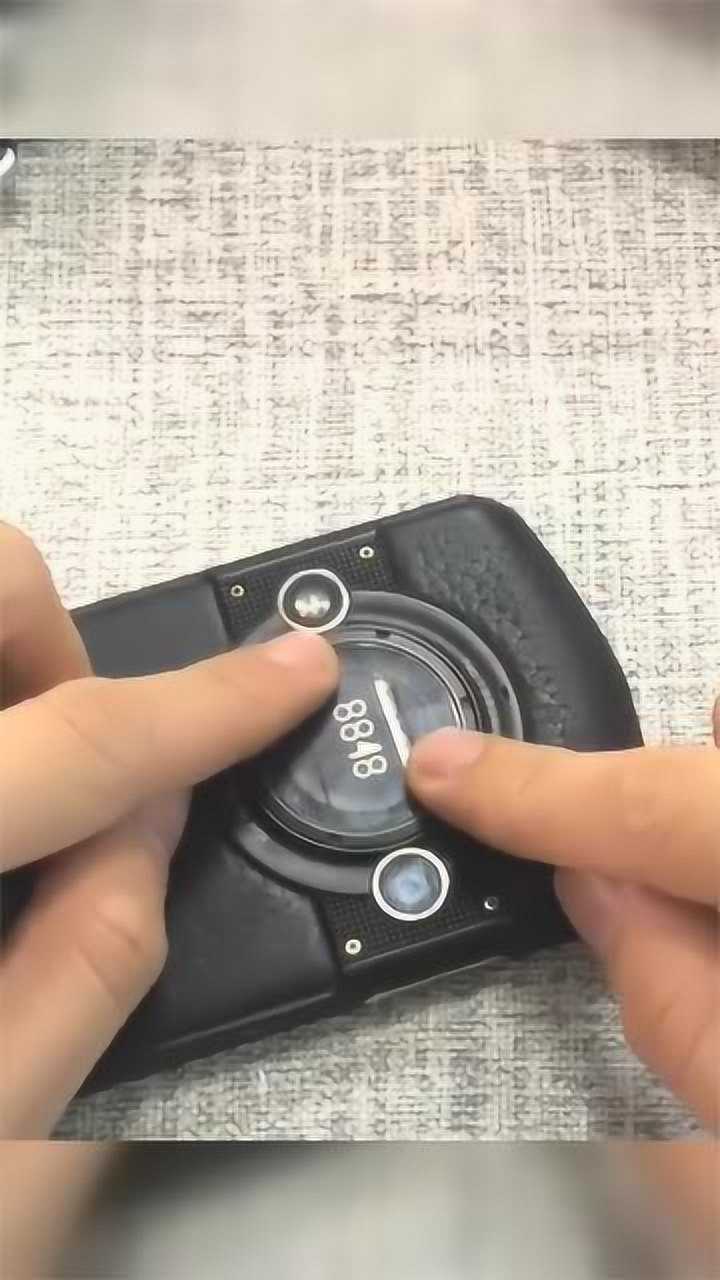 原来8848是这样装手机卡的,拧开后真让我开眼了