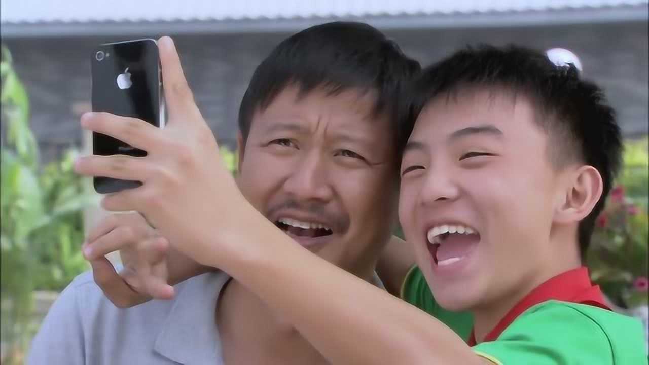 麻辣芳邻杨过正和老杨拍照怎料被杨琴看见吓得赶紧往屋里跑