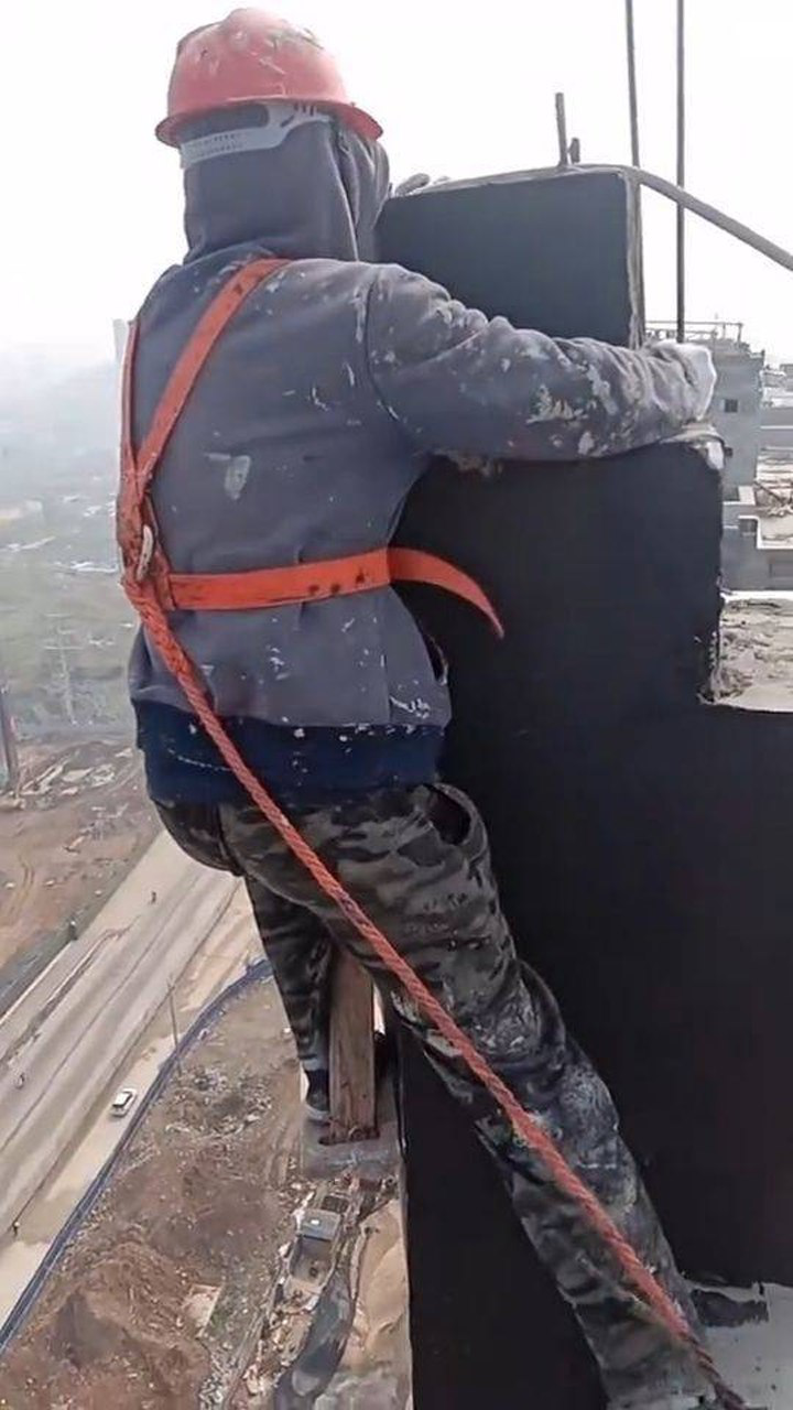 高空作业太危险!40岁的男人上有老下有小,在外面打工太不容易了
