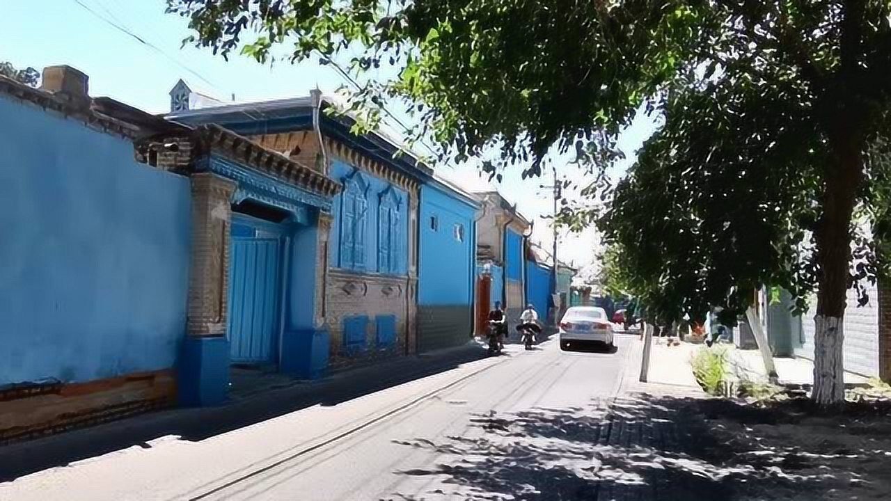 新疆伊犁喀赞其特色街,居民家门口还有大红苹果树