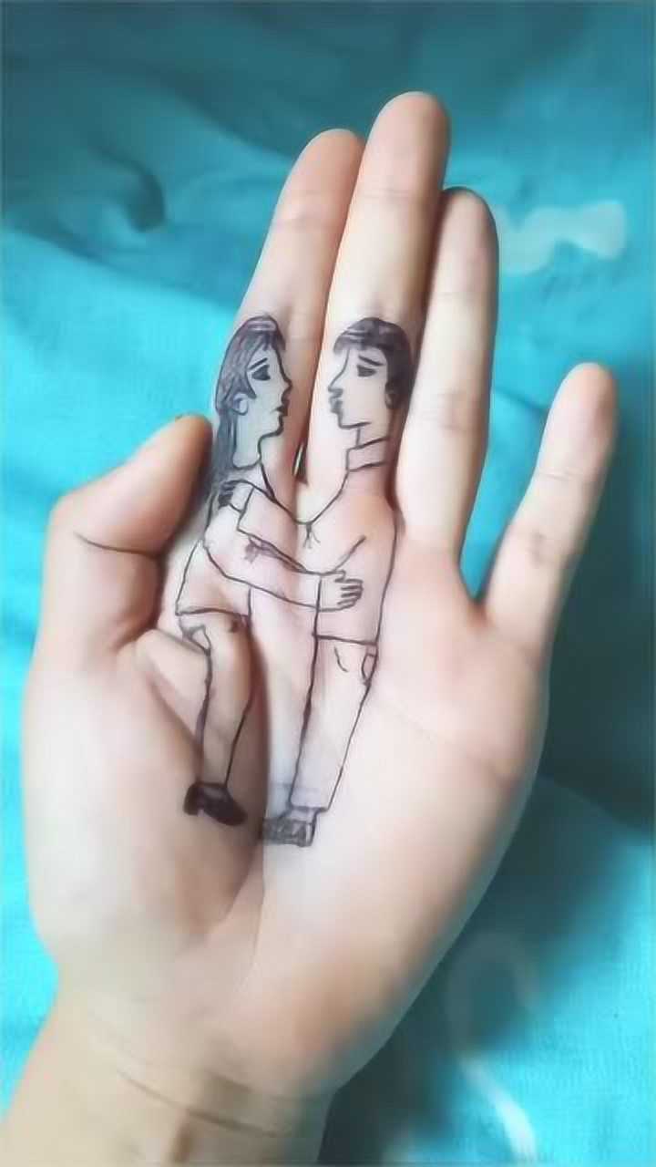 女友在手指上画了两个小人手指瞬间变得多戏起来