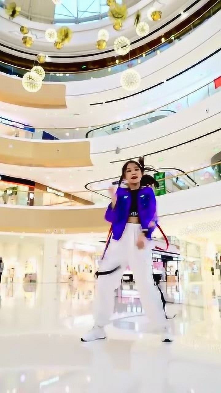 宋小睿表演少年舞蹈年龄很小的她已经很有范了太帅了