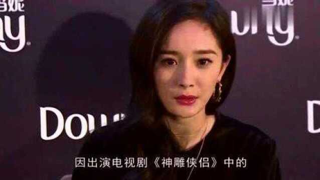 杨幂“一跪上热搜”?身后背景却抢镜了,网友:活该你红!