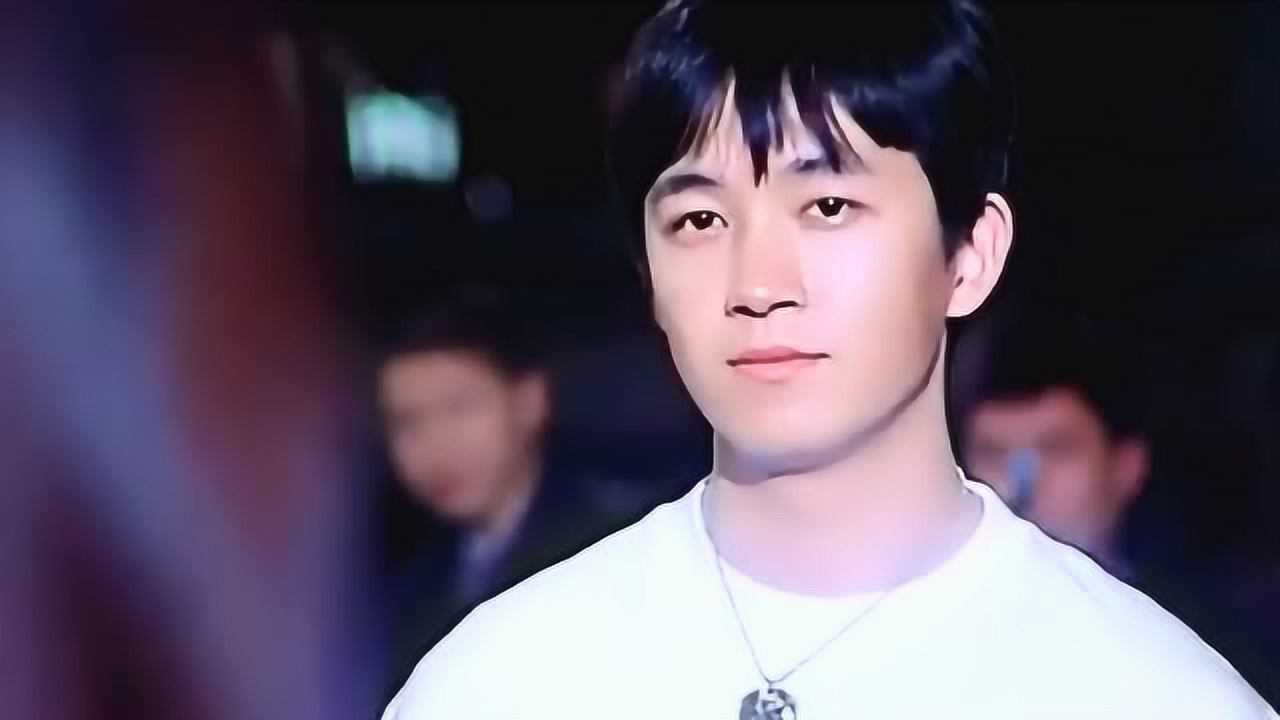 来看看潘粤明年轻时候的颜值,是真的很帅气啊,现在胖一点还挺可爱的!