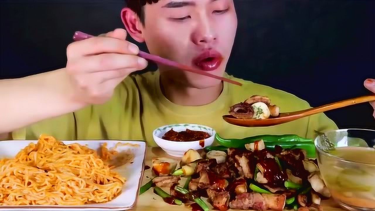吃播大胃王吃辣面条,五花肉,青辣椒,大口大口地吃,真过瘾