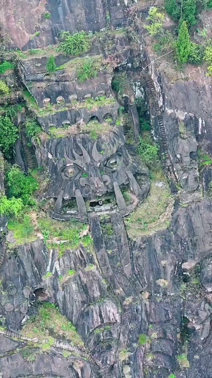 丰都鬼王石刻整个山体上雕刻30层楼高如今荒废得只有一个老奶奶守门