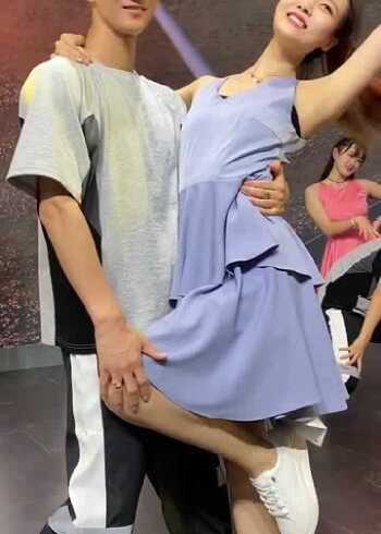 小哥哥偷偷摸了一下车模的大腿小姐姐乐坏了