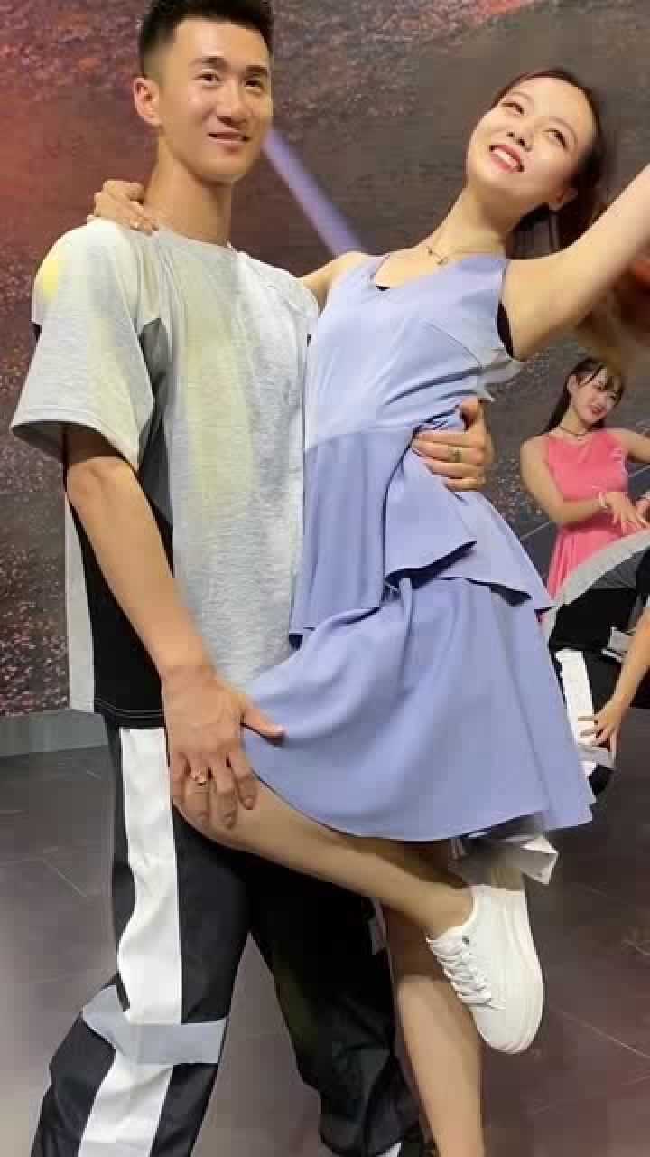 小哥哥偷偷摸了一下车模的大腿小姐姐乐坏了