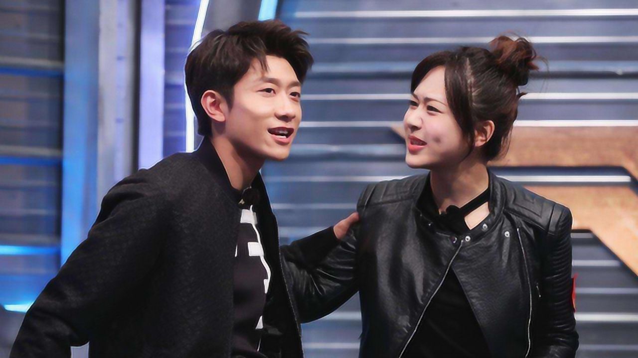 张一山花式表白杨紫,杨紫当众扑倒张一山,谁注意到他手放的位置?