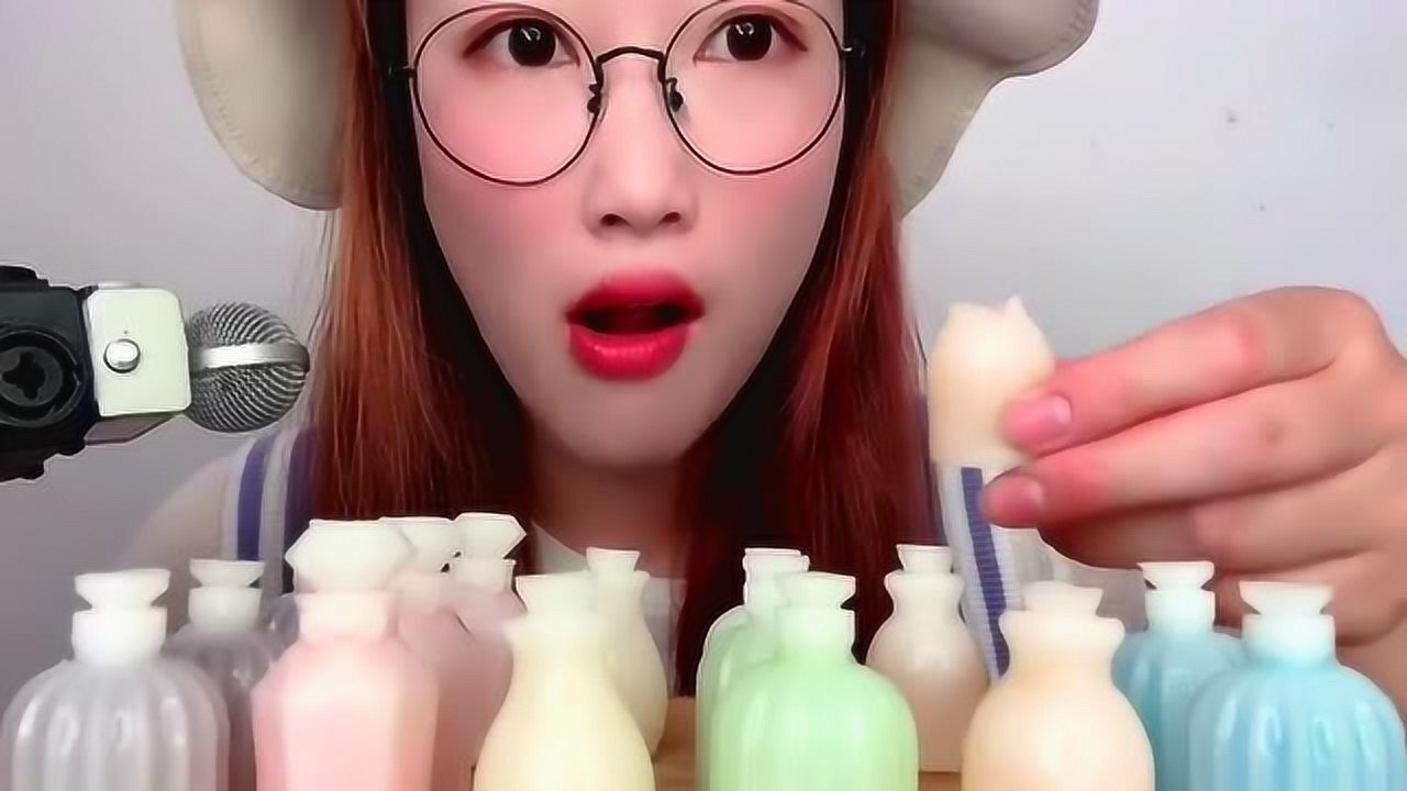 小姐姐吃网红蜡瓶糖,一口食用蜡一口果汁,看着很好喝的样子
