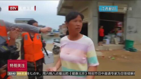 江西鄱阳县：火箭军医疗小分队救助孤岛上的受伤群众
