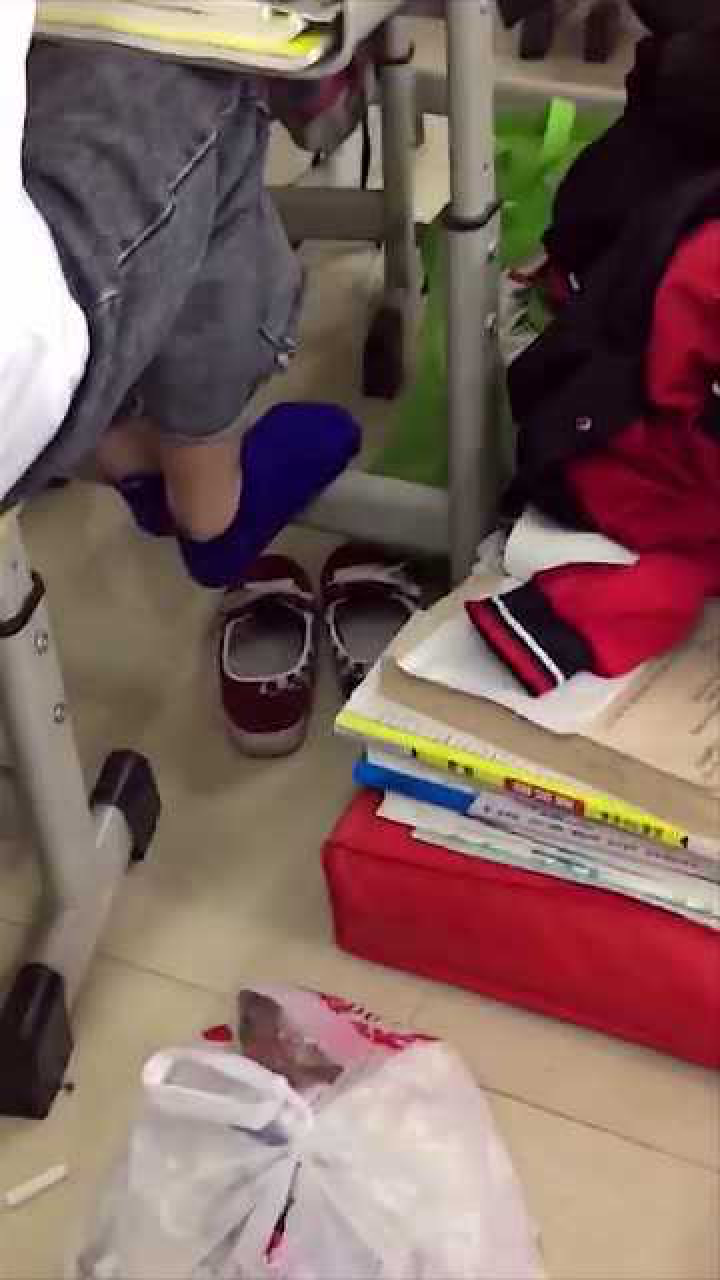 夏天的教室学生纷纷脱鞋子上课味道真是不可描述