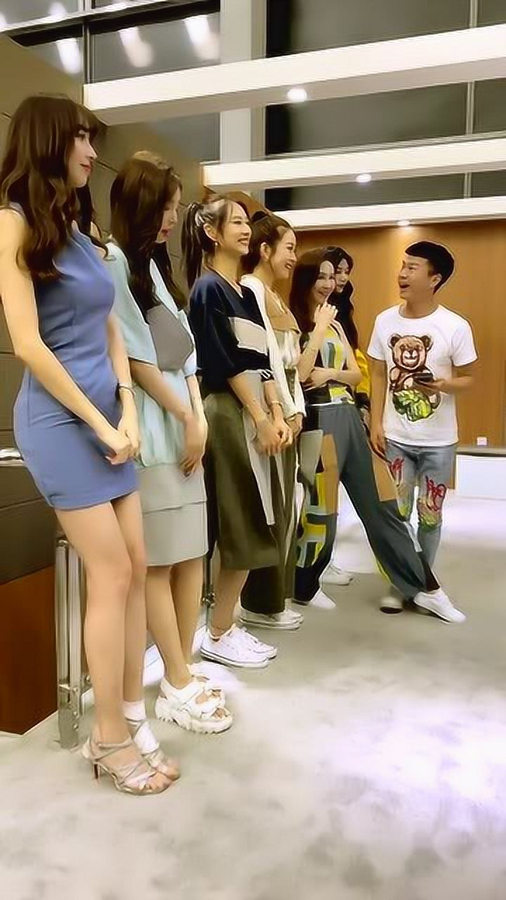 叫你垂帘美色,路都不看,活该你被踩!