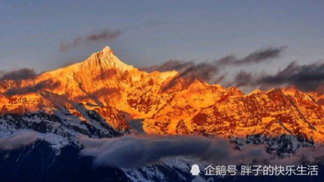 云南省卡瓦格博峰,是全世界公认为最美丽的雪山,被誉为“雪山之神”. 