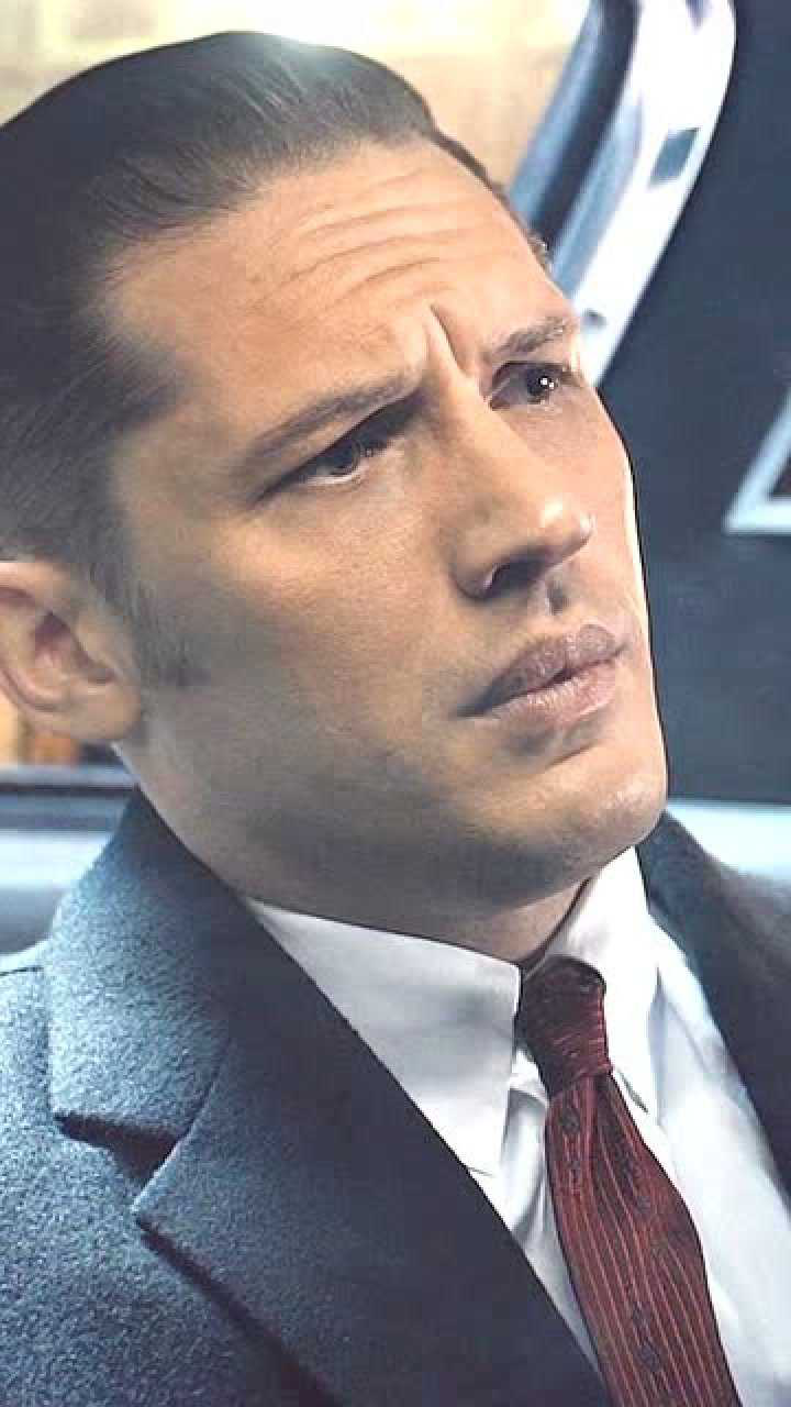 汤姆哈迪英伦风范西装暴徒一个把胡萝卜叼成雪茄的男人