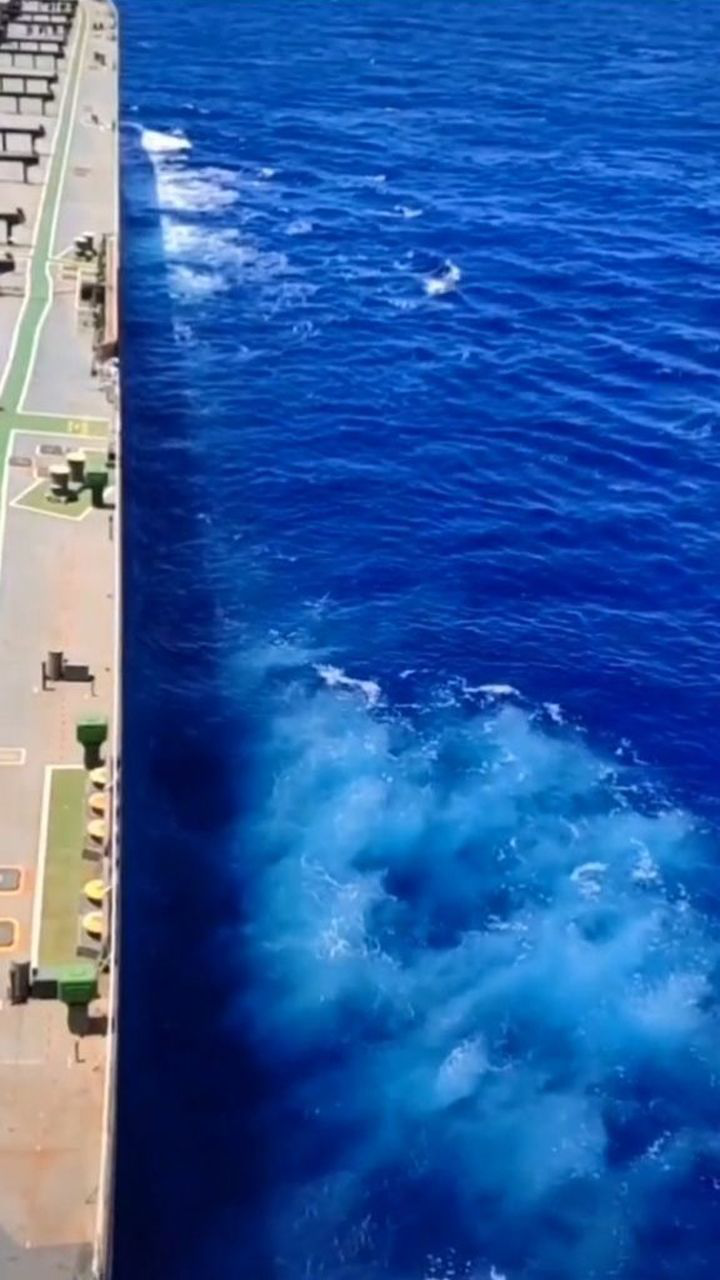 北大西洋泰坦尼克号沉船的海域!宝石蓝的海水让人沉醉