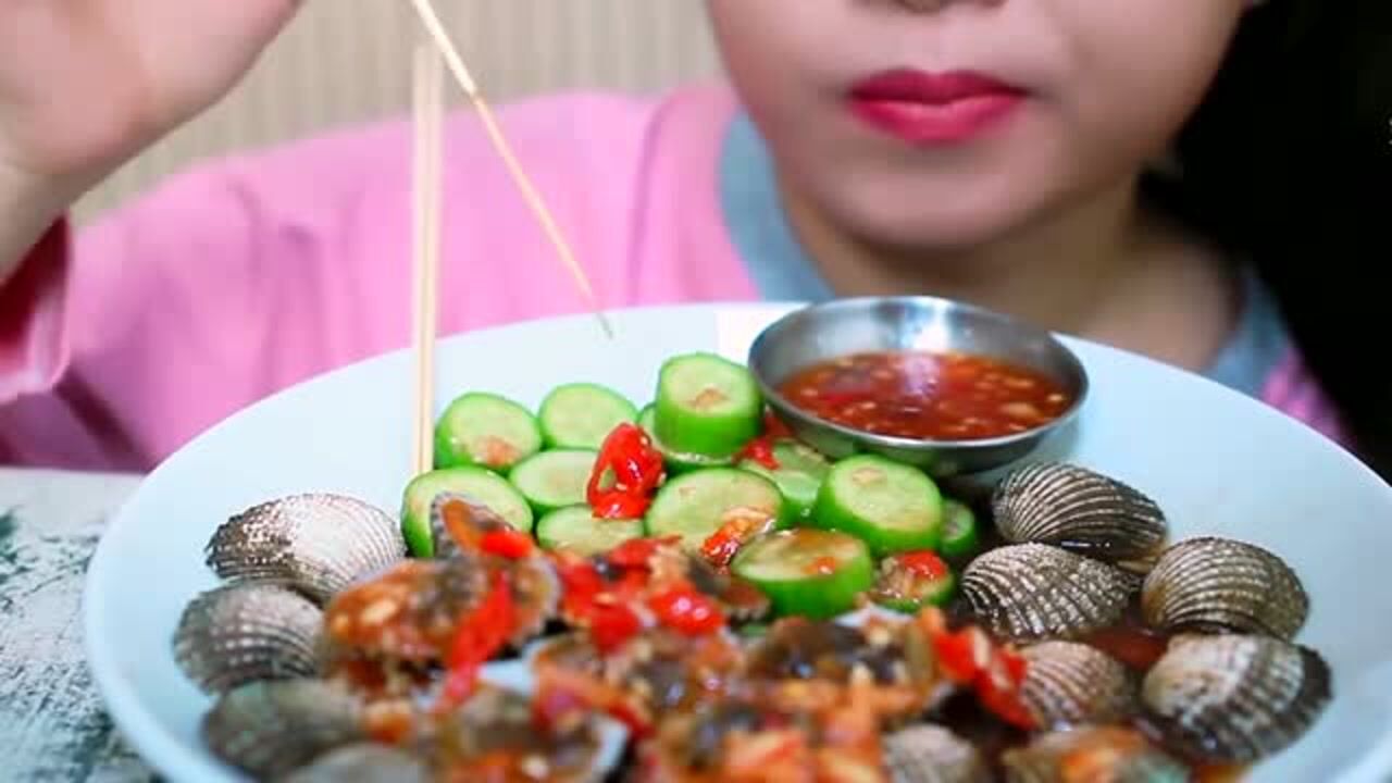 美女吃贝壳肉,这咀嚼声听起来真诱人
