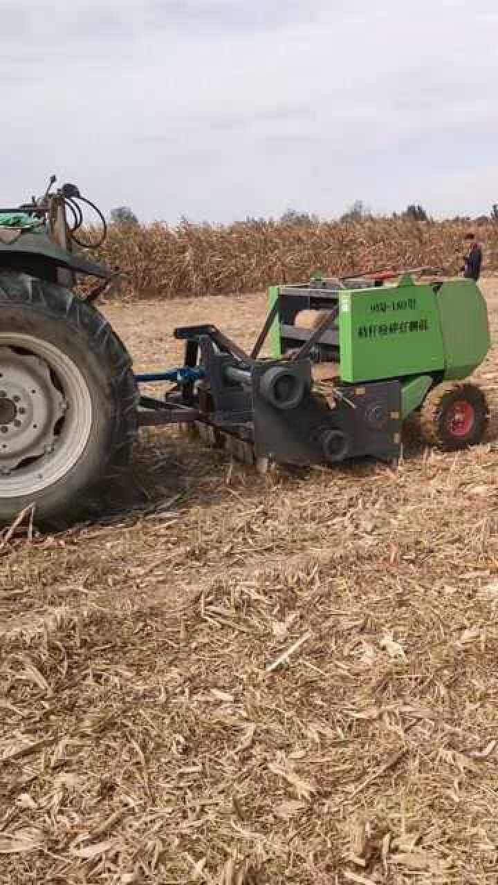 玉米收割机收完的秸秆一样打捆