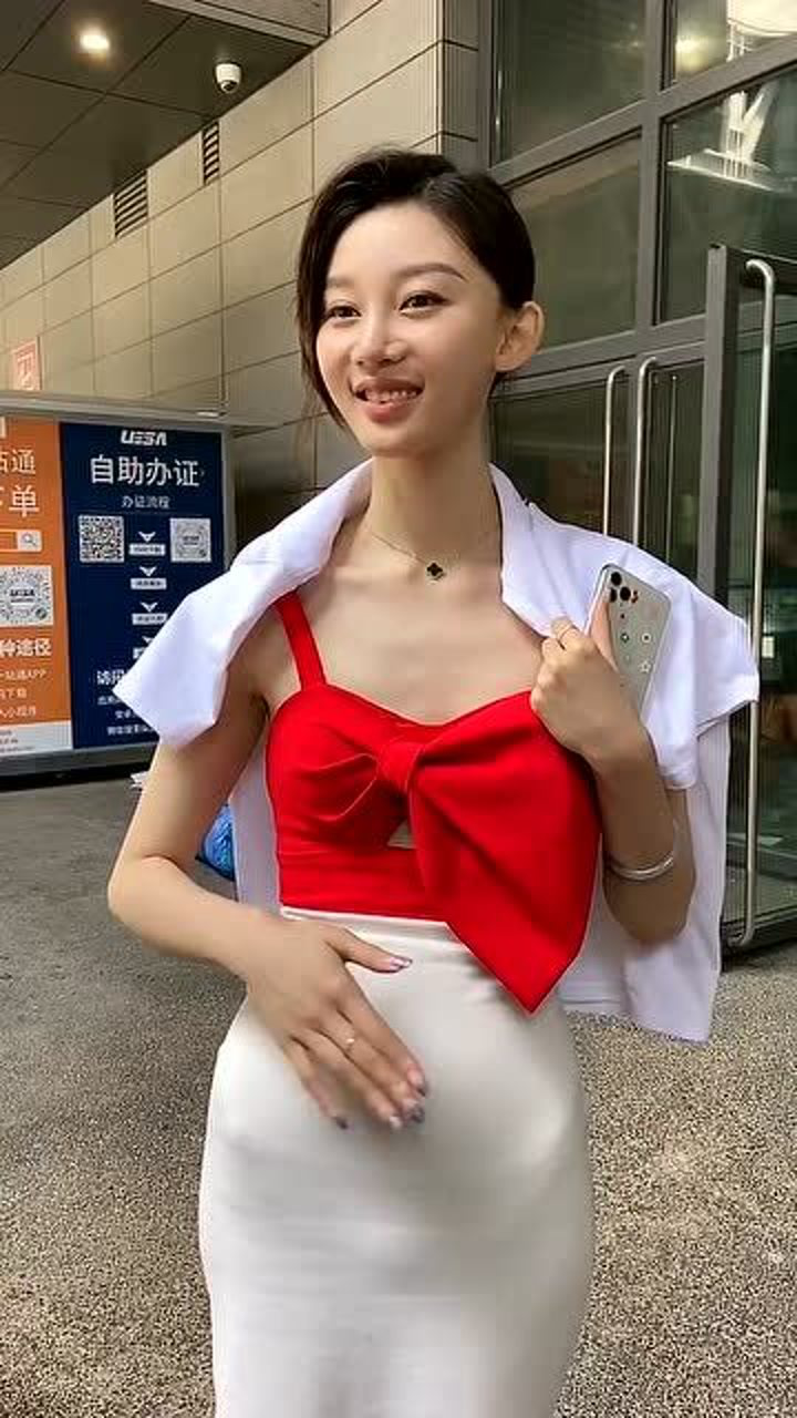 美女拉肚子還堅持上班太敬業了一定讓老闆加工資