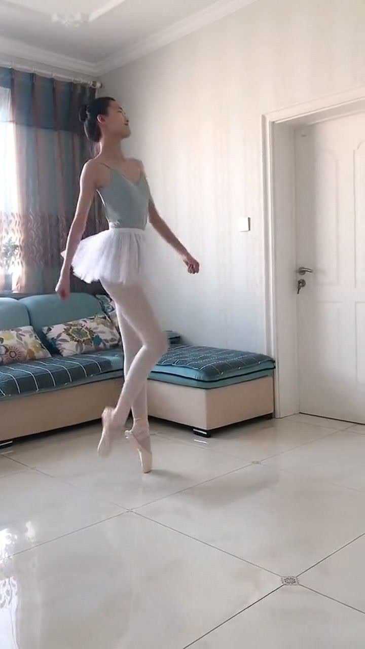 女孩踮脚走路这芭蕾舞的基本功真的很伤脚尖