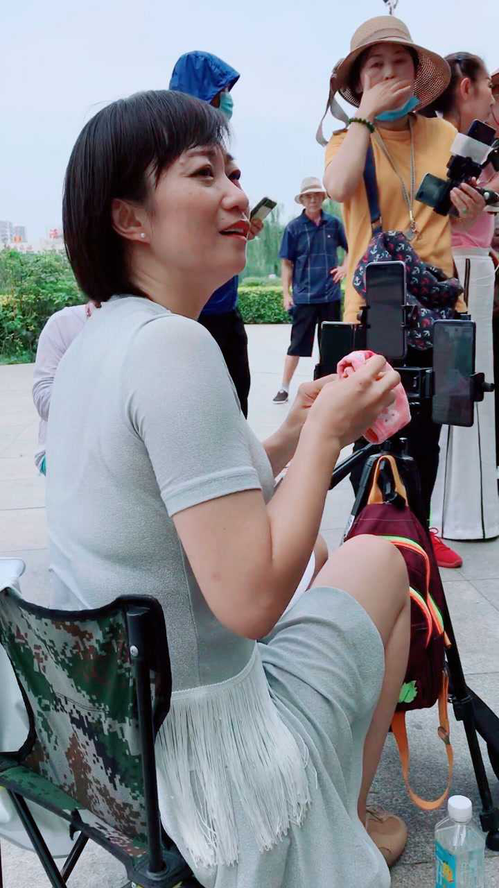 唐山云天广场大美女小芳在直播