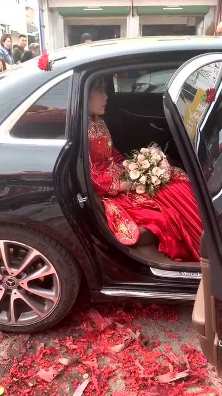 下车礼不到位新娘就不下车