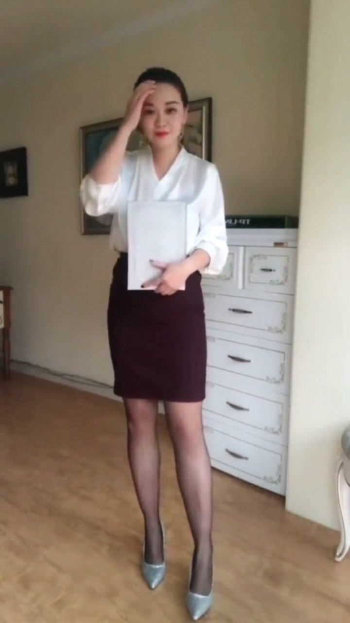 第一次见老板娘这样穿丝袜配这双高跟鞋真好看是不是很有气质