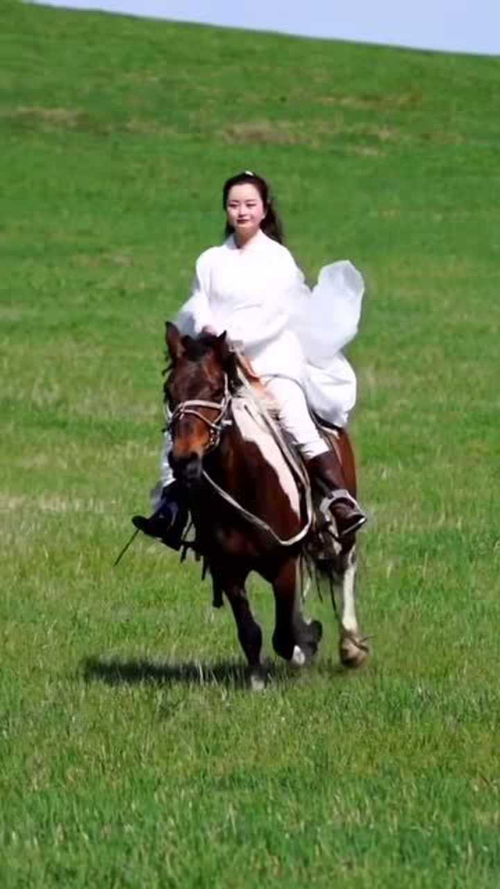 古装妹子草原骑马这姿势太漂亮了