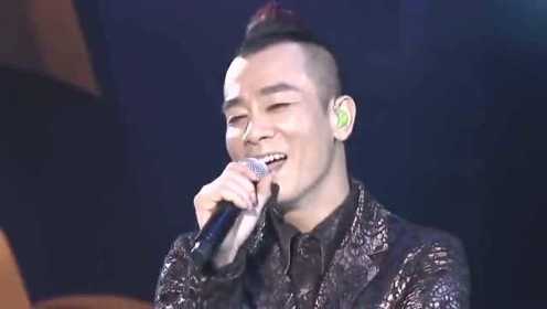 陈小春现场演唱《相依为命》,面无表情的他看到应采儿竟笑出声!