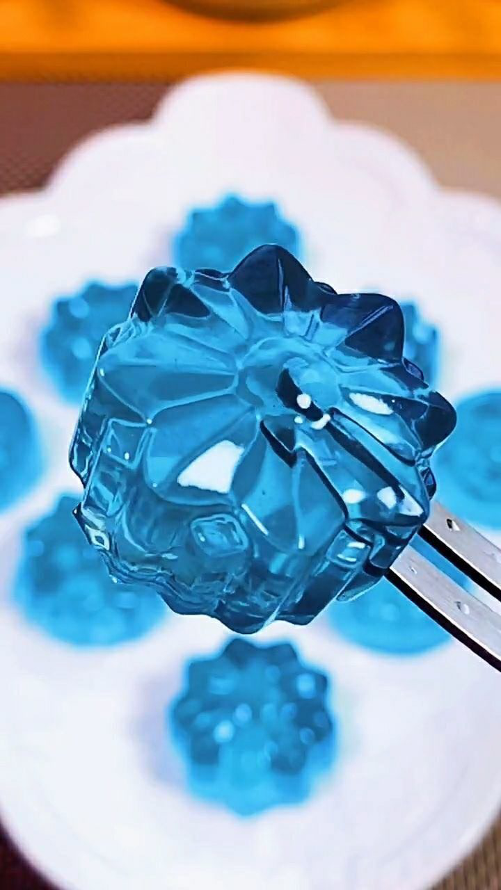 晶莹剔透的蓝色果冻你喜欢吗,快来跟我学着做吧