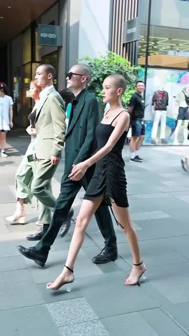 潮流穿搭敢不敢和心爱的人一起剃光头穿搭美女