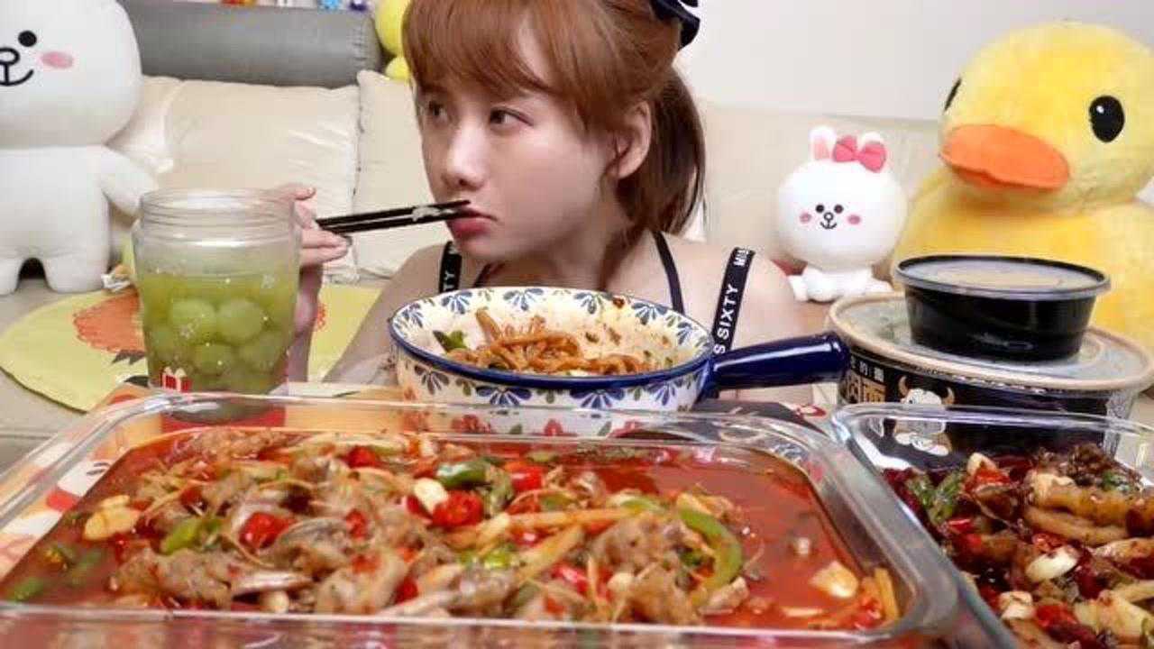 密子君宅家吃麻辣牛蛙配上大碗粗面辣的浑身直冒汗真过瘾