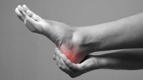 脚后跟总是疼痛怎么回事？或与2种疾病有关，中招的人要重视起来