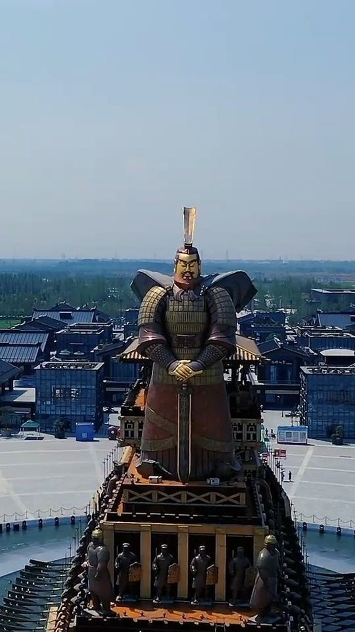 昆明池遗址身披金色铠甲的汉武大帝巨型雕像