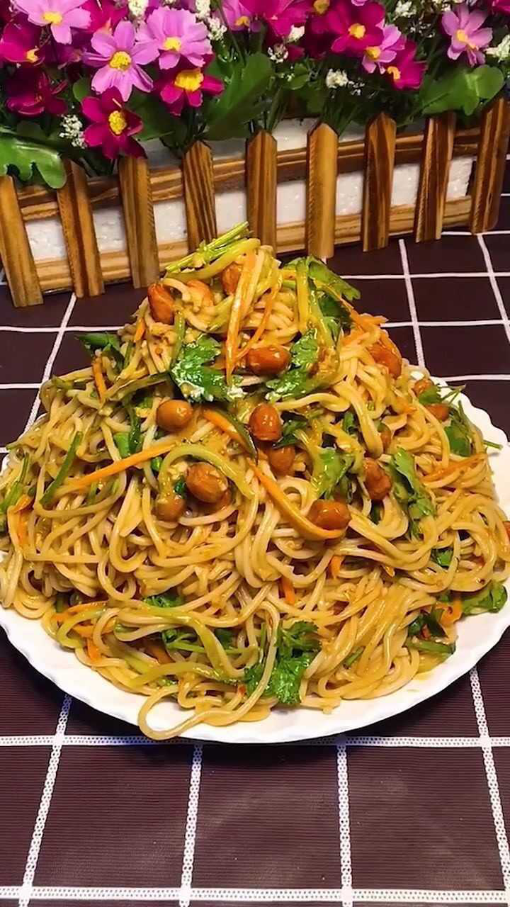 家常凉拌面这样做,大人小孩都爱吃