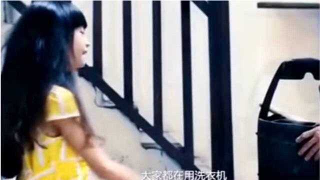 曾听一个老人对外孙女说:我还没给你妈梳过头发,但你的头发都是我梳的!