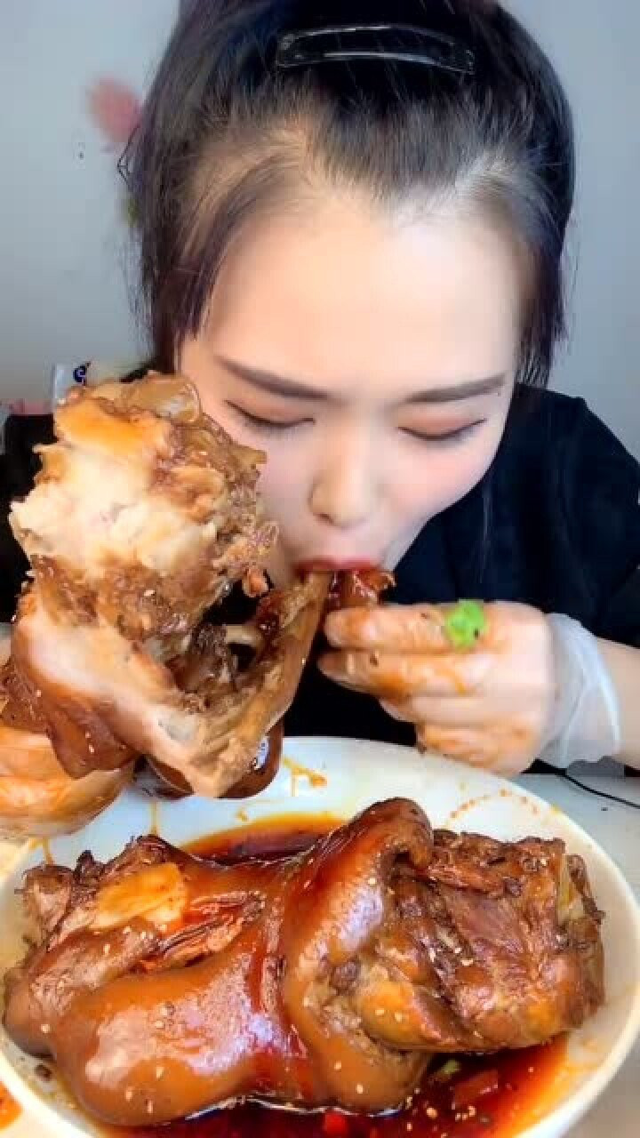 看着就很肥腻的大肘子小姐姐竟然直接抱着就啃跟饿狼一样