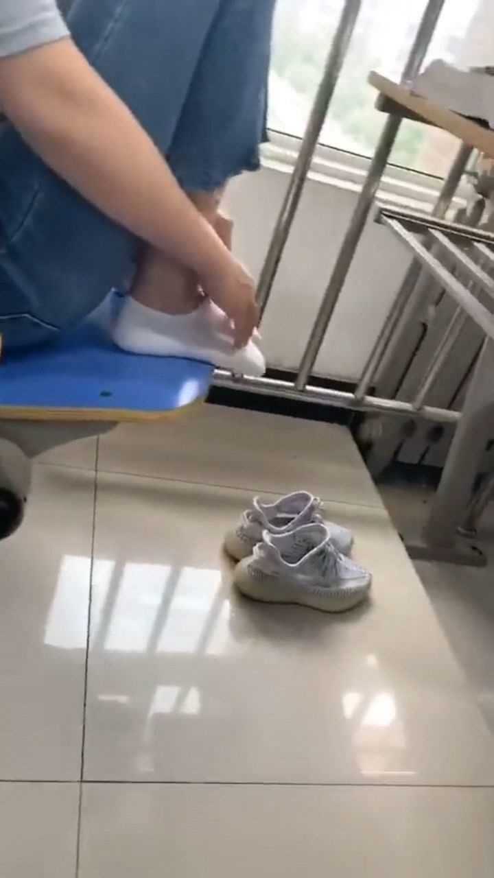 为啥女孩子都喜欢脱鞋呢?鞋带系松点不就成了