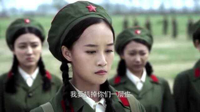 军营来了一群有背景的女兵,连长都很无奈,却被一个男兵制服了